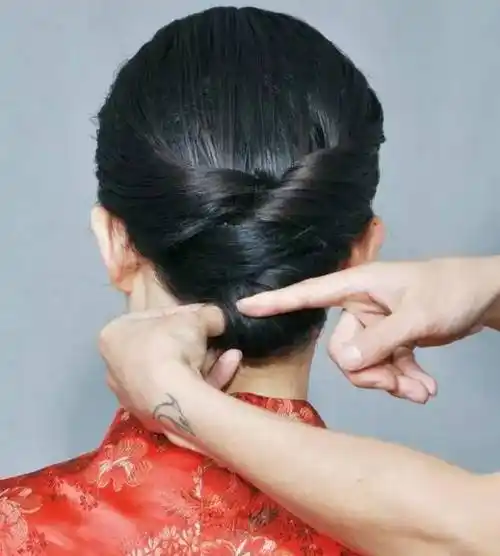 旗袍发型怎么扎简单复古旗袍盘发教程图解