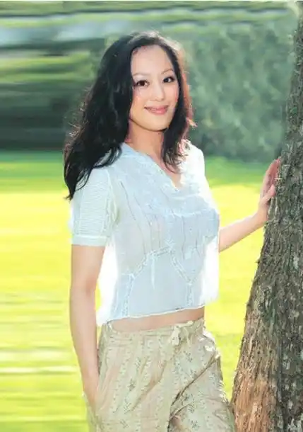 60的章小蕙真敢穿,蕾丝连衣裙亮相赚足眼球,年纪越大越有味道