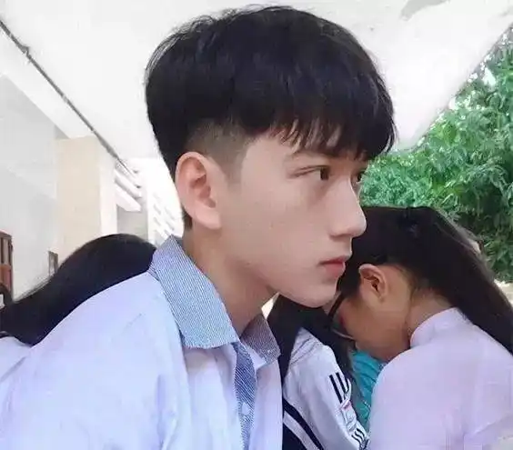 四款提升颜值的男生发型