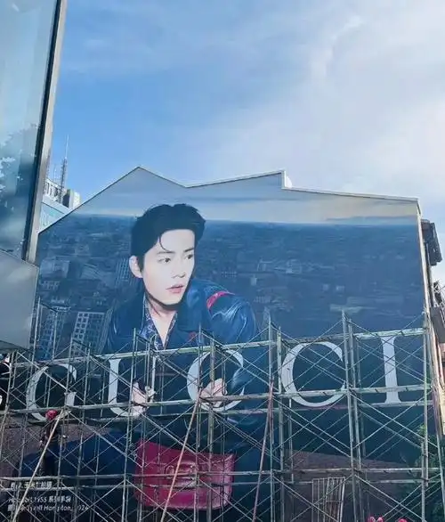 肖战世界名画2.0拆架子了##肖战银光闪钻西装##肖战