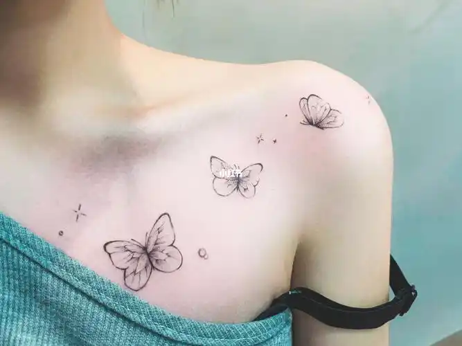 女生的锁骨纹身小清新