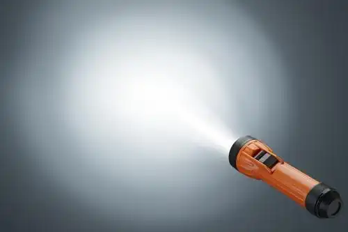 将一个手电筒打开并扔出去手电筒里的光超越光速了吗