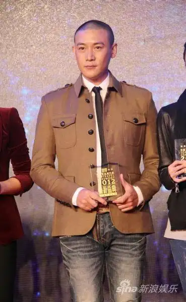 陆毅光头亮相 获封年度风尚旅行家