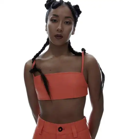 秀出小蛮腰,很是显性感风,吉克隽逸将发型编织为麻花辫的造型,充铝怂