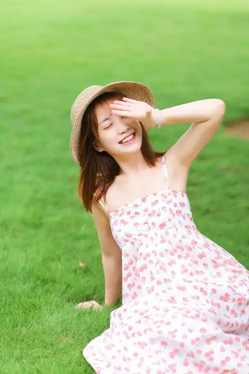 小清新可爱美女吊带裙性感户外写真