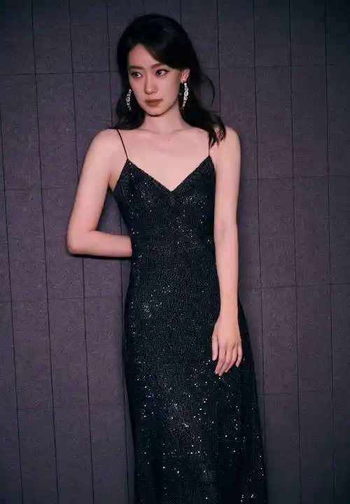 张小斐的亮妆在黑夜里点缀着星星_长裙_星光_魅力