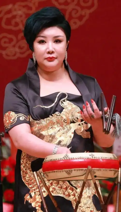 2000年抛弃郭麒麟的生母胡中惠后来赴日美有了自己的事业