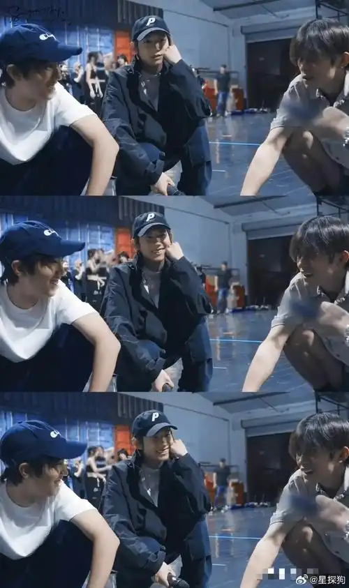 不止打扑克还一起踢足球,结果围观的人太多被赶回去了