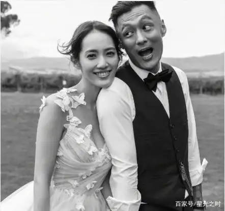 余文乐晒出夫妻二人亲吻孩子的全家福为老婆庆生