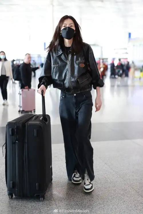 机场真街拍#今日份的7615机场雯#刘雯#上线做旧风皮衣,搭配分叉