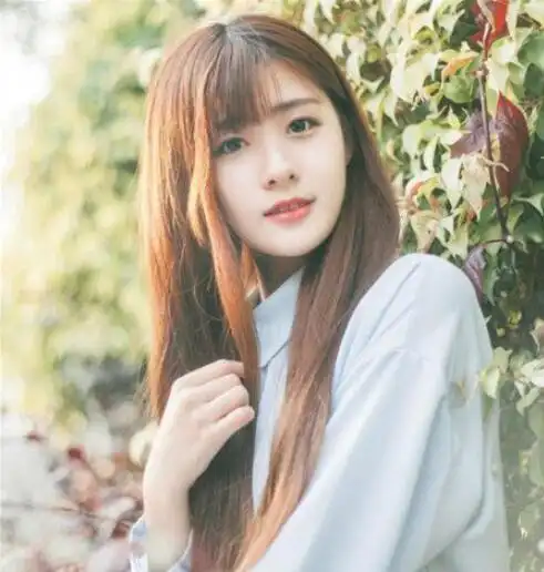 轻薄的刘海自然分散,搭配检测碎发打造精致小脸,俯身的瞬间颇有几分森