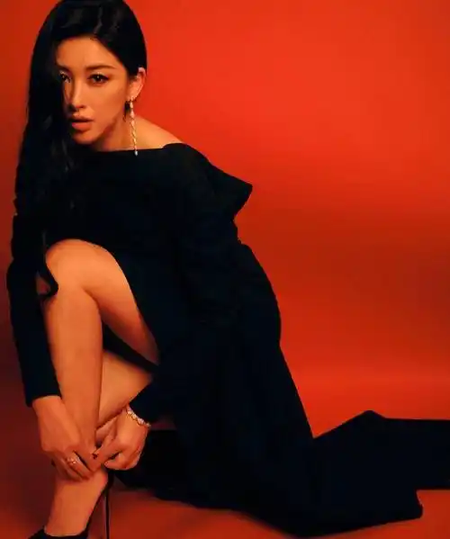 朱珠身着黑色露背紧身裙拍大片 小秀性感眼神妩媚_朱朱_表演_魅力