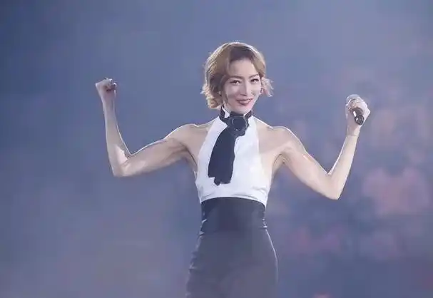 郑秀文真没浪费身材,168还要穿高跟鞋,配高腰裤腿长了不止一截