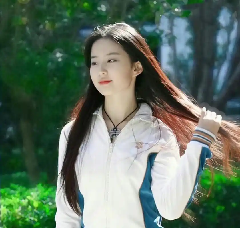 刘亦菲清纯姐姐让人想回到学生时代!