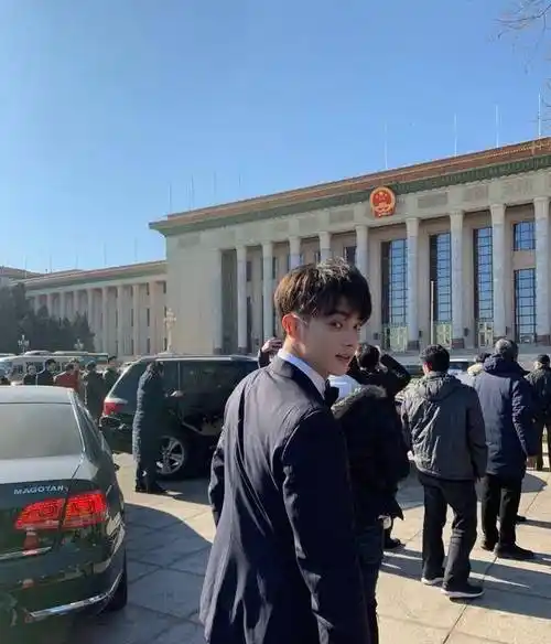 看到许凯大量素颜生活照,你能认得出吗?_狗狗_专业_黑色