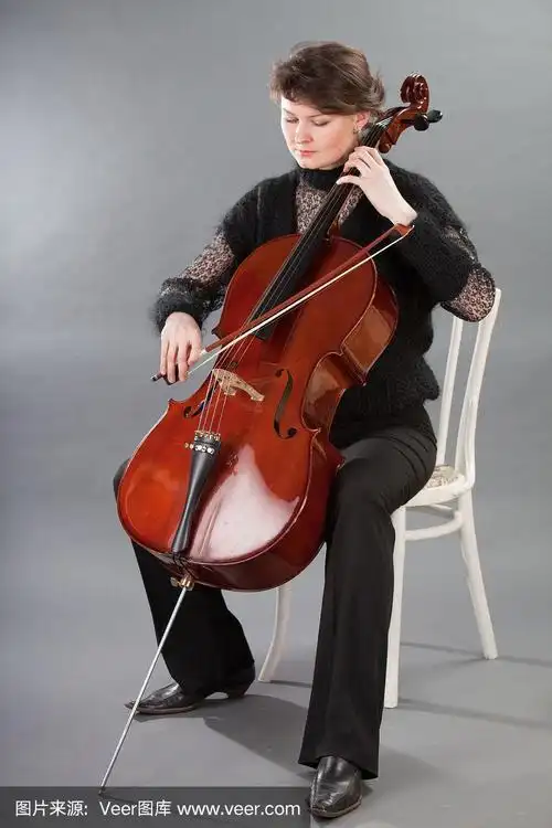 年轻女子拉大提琴
