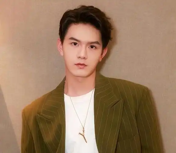 出道就演男主,合作霍建华,刘烨,这位95后新人男演员凭什么?_腾讯新闻