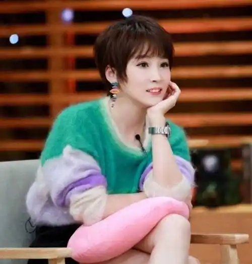 事实证明,被劝和吴京离婚的谢楠,已经走上了另一条!