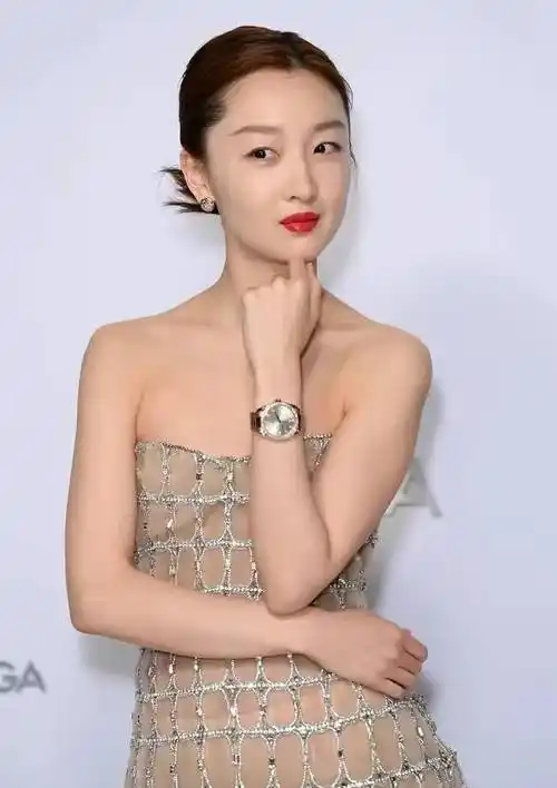 周冬雨抹胸长裙,网友:好像一个未成年_老铁_图片集_娱乐