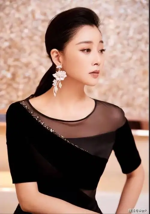 【八卦】原创42岁殷桃穿着围裙逛街!