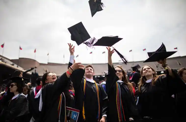 美国大学毕业典礼进行时,你知道学位服颜色还有讲究吗?