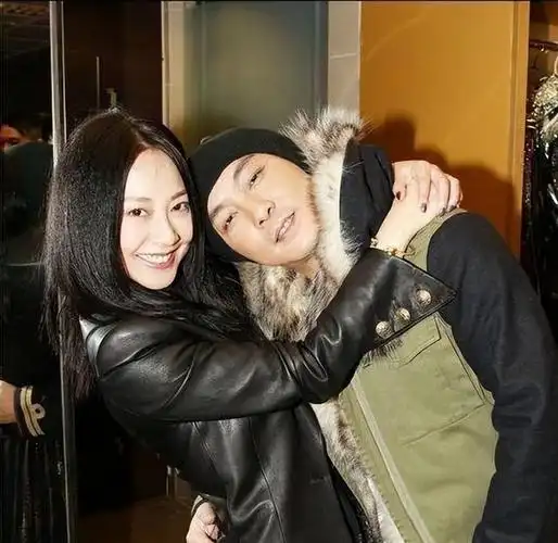 张卫健张茜:穿二手婚纱,3次婚礼,2次流产,如今终于苦尽甘来