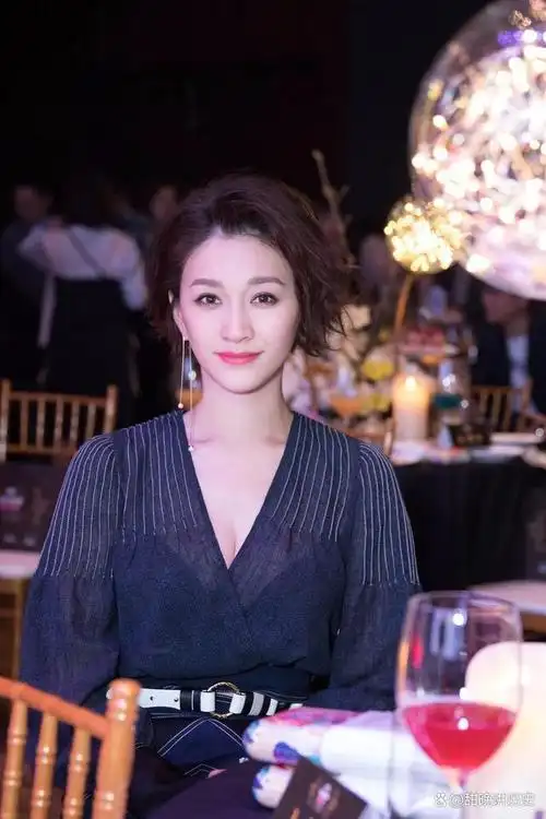 47岁李小冉仍性感迷人风采不减当年网友赞叹真人间尤物