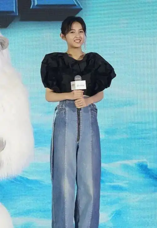 张子枫穿着黑色短袖,搭配了时髦牛仔裤的裤子,穿搭显高插图3