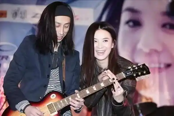 宋佳:靠吊带上位,被4个男人狂追,与5婚导演同居,黄少峰是底气