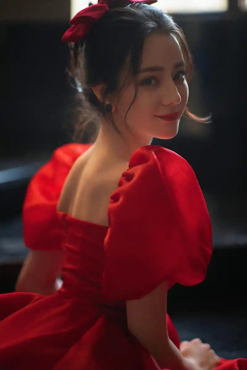 迪丽热巴红色公主裙太美了吧