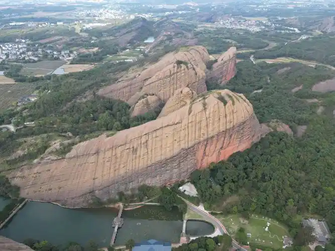龟峰推荐,位于江西省弋阳县城南信江南岸,是世界地质公园龙虎山 - 抖