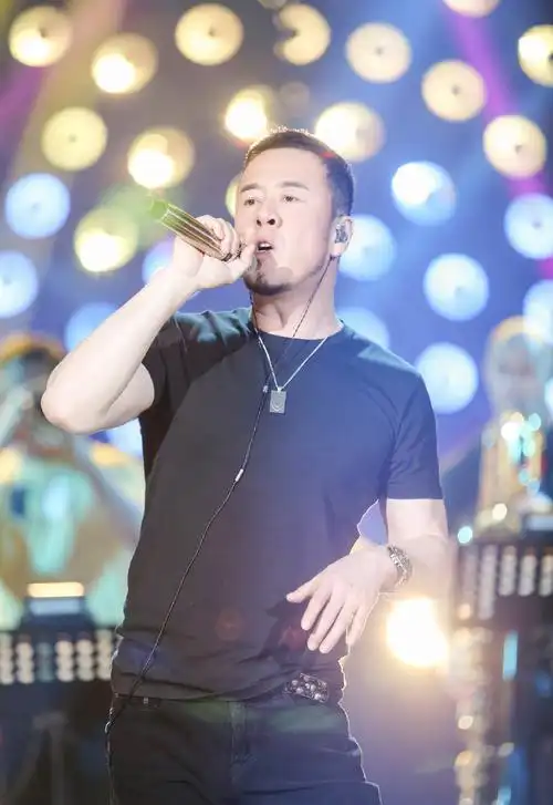 杨坤《歌手》大秀西装look , 狂野绅士无缝对接