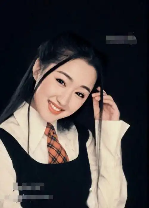 杨钰莹20年前的老照片,黑背带裙搭配白衬衫,这也太美了吧