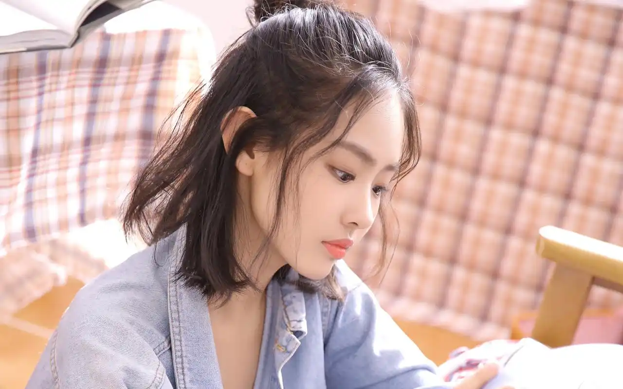 牛仔衬衣美女性感写真高清桌面壁纸