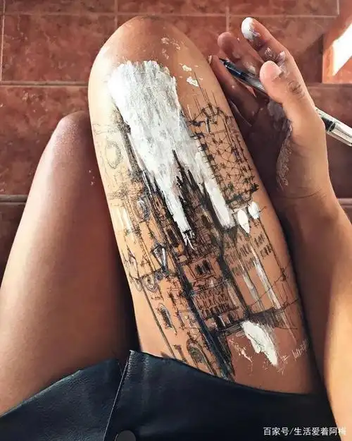 当她们掀开裙子,露出画在大腿上的画,才知道艺术有多美