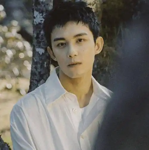 原创不刮胡子的吴磊man爆了小鲜肉变霸道总裁说不心动是假的