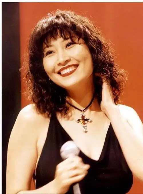 回顾张蔷29岁被前夫抛弃带儿子嫁给歌迷后被当成女儿宠爱