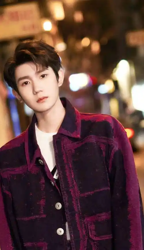 王源穿拼色夹克外套出席活动,搭配白t黑裤,这清爽的少年感超绝_时尚