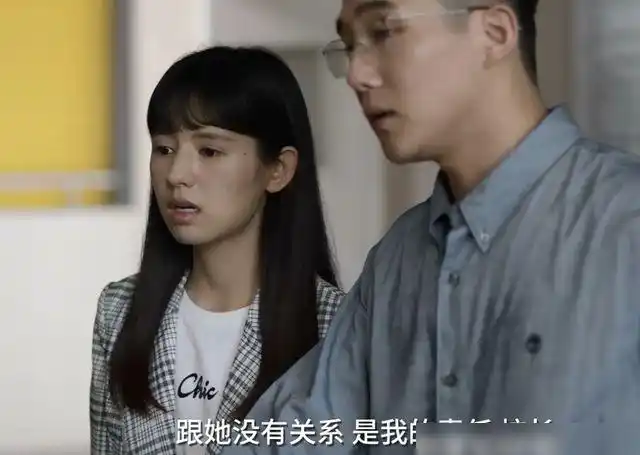 首先,在钟老师被开除之前,他的女朋友也是子悠的女班主任,已经劝过钟