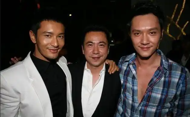 黄晓明妻子angelababy和王中磊昔日照片流出王董手的位置亮了黄