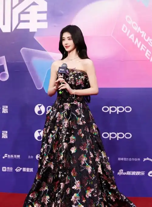 恭喜老板@鞠婧祎获得「年度巅峰热度女歌手」荣誉奉上昨日活动现场图