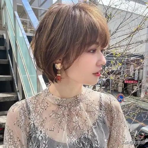 今年流行"四好"层次短发,立体蓬松很精致,适合大多数女性|短发|发型