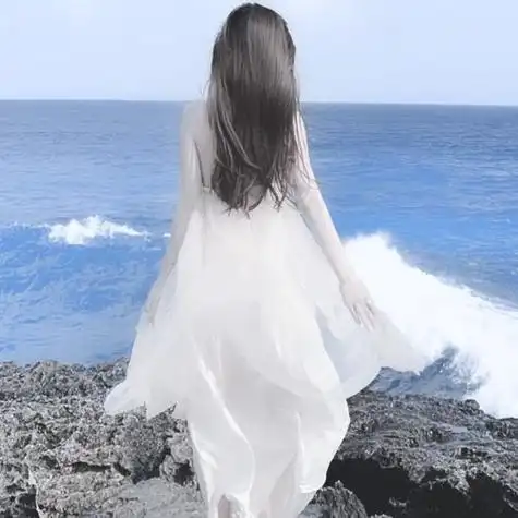 白裙美女看海背影头像