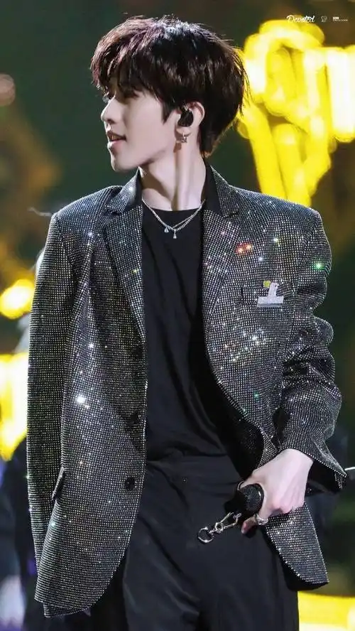 蔡徐坤超话#蔡徐坤#cxk#喉结杀大赛#蔡徐坤喉结杀合集 深夜福利又来了