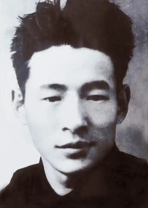 77年一位妇女带00001号烈士证到北京邓公你长得真像你父亲