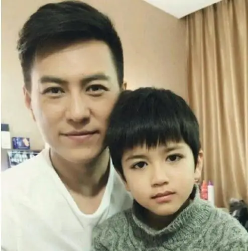 娱乐 明星  最近有一张靳东抱着帅气小男生的照片曝光了,照片上靳东一