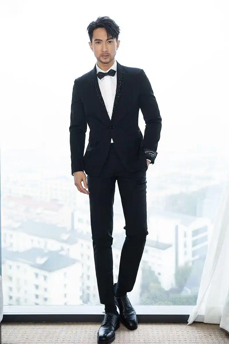 吴尊出席活动展现成熟魅力,黑白西装穿搭干练利落