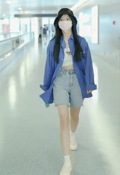 程潇太会穿,蓝色衬衫配高腰短裤,脚一伸"漫画腿"立马1米2长_显得_时尚
