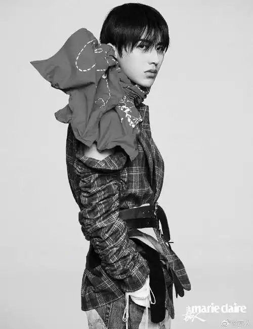 蔡徐坤腰围##蔡徐坤玫瑰花冠封面