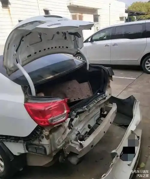雪佛兰迈锐宝遭路虎追尾拆车后车主我不生气应该高兴